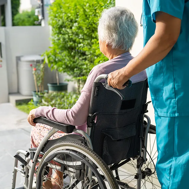 Eine Seniorin im Rollstuhl